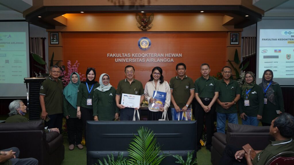 Foto bersama pada puncak Dies Natalis ke-54 FKH UNAIR di Kampus MERR-C UNAIR, Surabaya, Jumat (10/1/2026). (Foto: Istimewa)