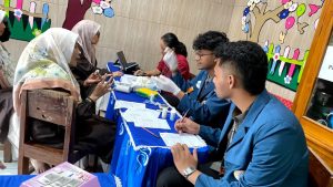 Mahasiswa BBK 7 Universitas Airlangga melaksanakan screening gigi dan mulut pada siswa kelas IV SDN Datinawong, Lamongan, Kamis (15/1/2025). (Foto: Dok. Tim BBK 7)