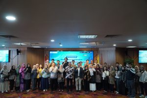 A group photo of speakers and participants after the Introductory Workshop on the Global Burden of Disease (GBD) Consortium, attended by faculty members from multiple faculties at Universitas Airlangga, held at Majapahit Hall, on the fifth floor of the ASEEC Building, Dharmawangsa-B Campus. (Photo: Committee Documentation)
