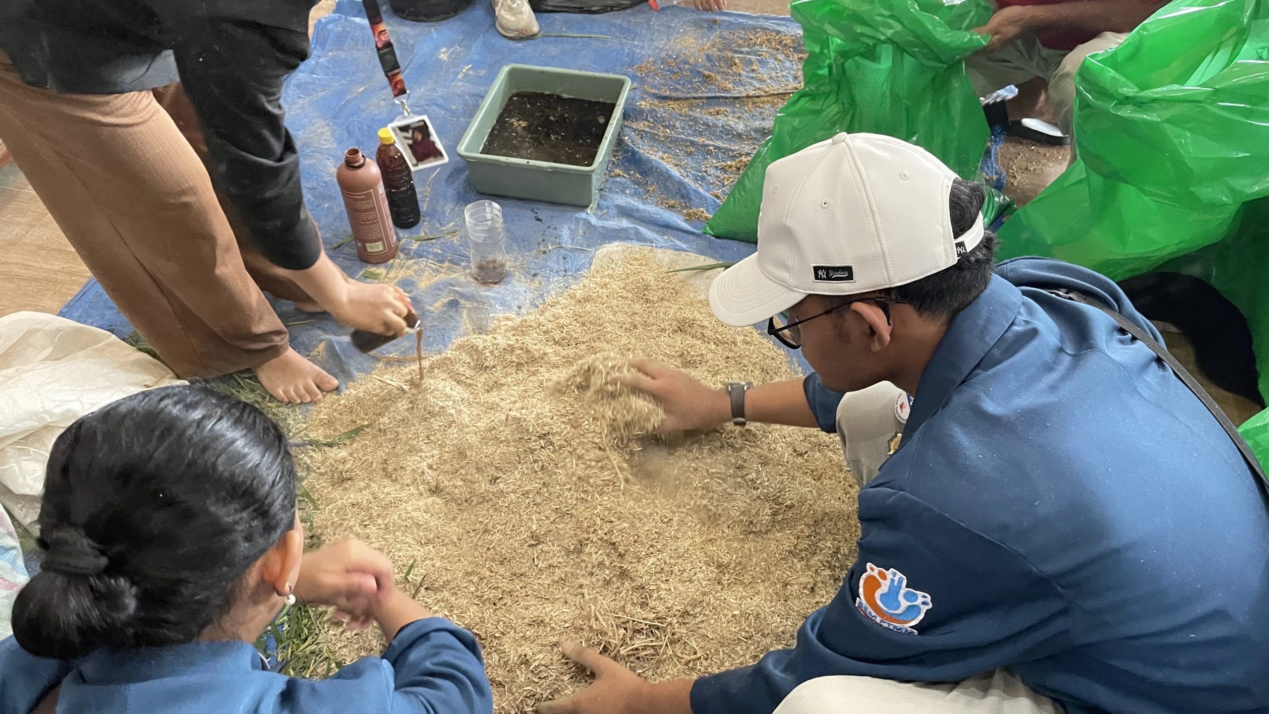 Tim BBK 7 UNAIR Desa Datiwanong saat kegiatan gerakan domba desa. (Foto: Istimewa)