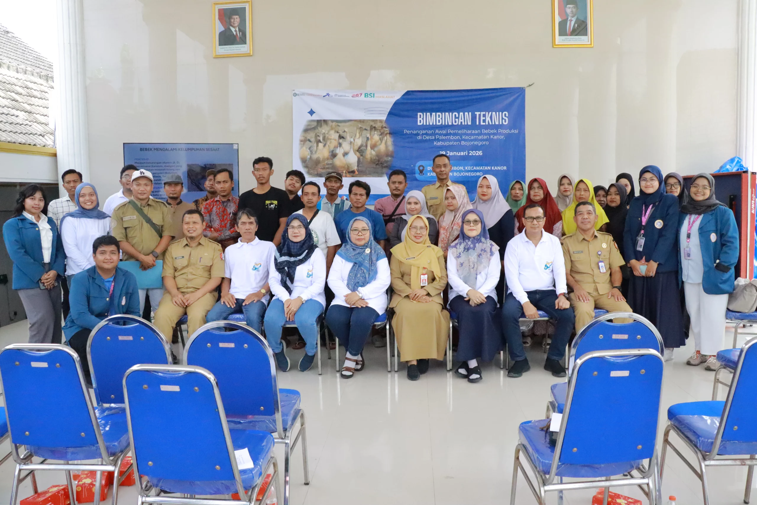 UNAIR FKH community service team poses with officials from the Bojonegoro Regency’s Livestock and Fisheries Office, village representatives, and livestock aid beneficiaries during a technical training session in Palembon Village, Bojonegoro Regency, Monday (January 19, 2026). (Photo: PHMP UNAIR)