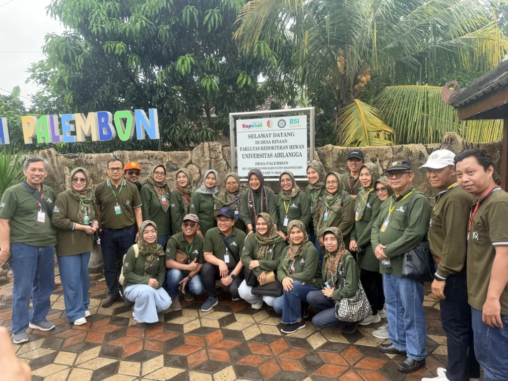 Faculty leaders, experts, and lecturers from FKH UNAIR pose with the Vice Regent of Bojonegoro in front of the assisted village sign in Palembon. (Photo: UNAIR Public Relations)