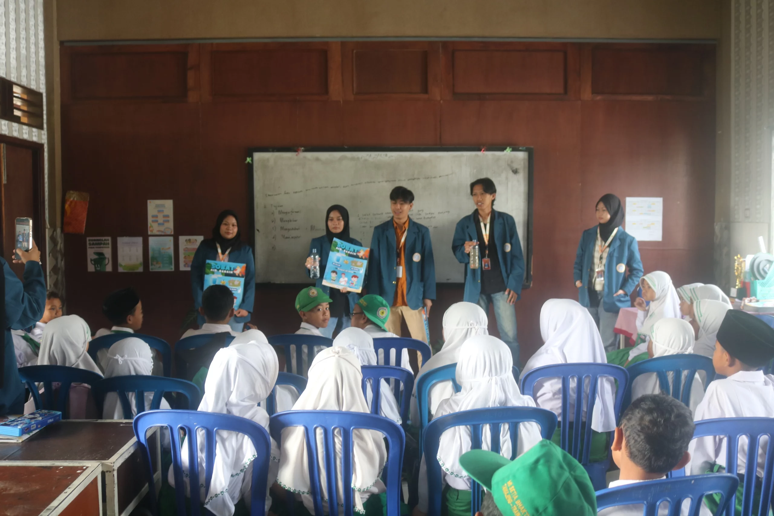 Mahasiswa BBK 7 UNAIR Memberikan Sosialisasi Kepada Siswa MI Setia Bhakti