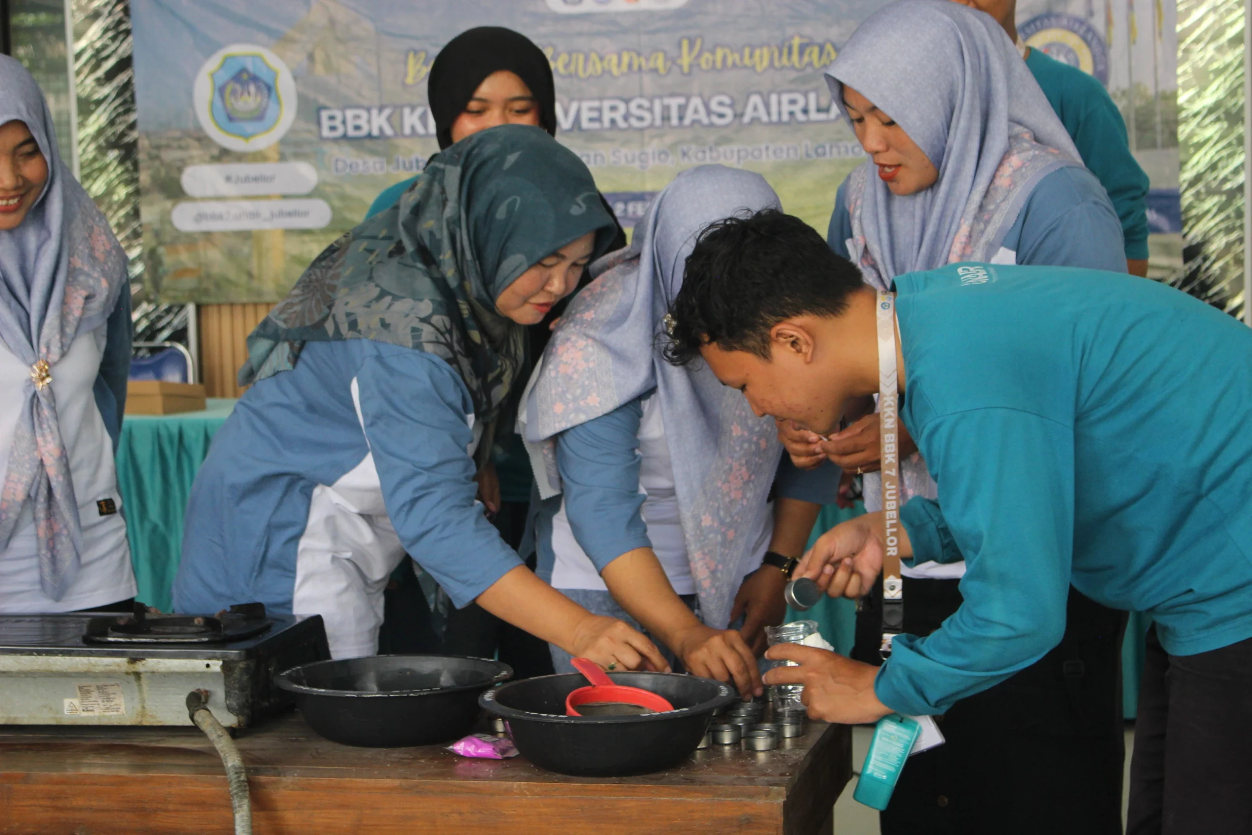 Mahasiswa KKN-BBK 7 UNAIR Sulap Minyak Jelantah Jadi Lilin Aromaterapi di Desa Jubellor, Lamongan, Dukung Pencapaian SGDs