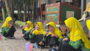 Para siswa melakukan praktik menyikat gigi. (Foto: Istimewa)
