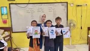Mahasiswa BBK-7 Universitas Airlangga mendampingi siswa kelas II SD di Desa Grajagan saat pelaksanaan program Taman Edukasi Sekolah (TES) melalui kegiatan membaca bersama dan permainan literasi numerasi di ruang kelas. (Foto : tim BBK)