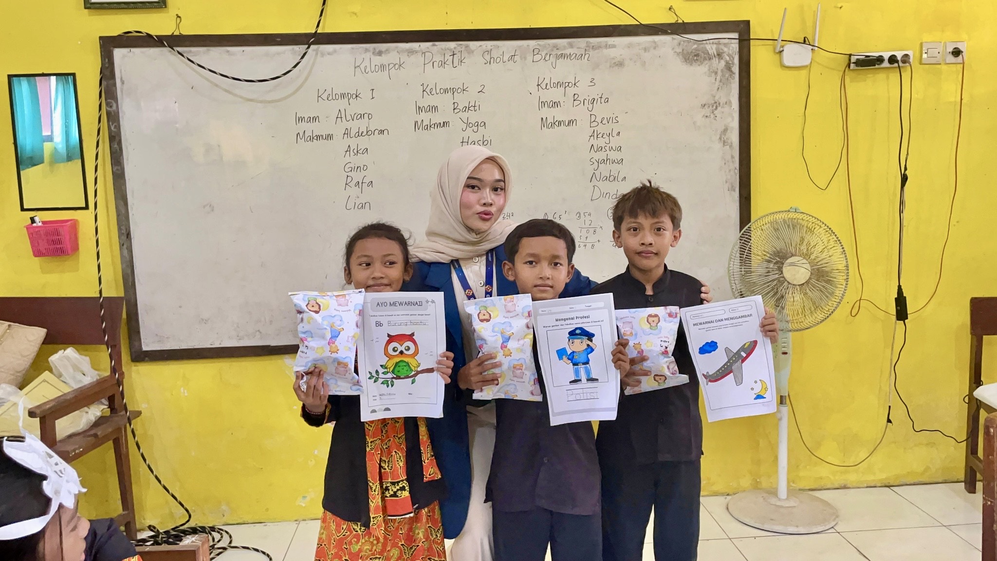 Mahasiswa BBK-7 Universitas Airlangga mendampingi siswa kelas II SD di Desa Grajagan saat pelaksanaan program Taman Edukasi Sekolah (TES) melalui kegiatan membaca bersama dan permainan literasi numerasi di ruang kelas. (Foto : tim BBK)