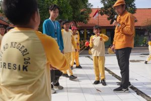 Mahasiswa BBK-7 Universitas Airlangga Desa Prambangan berkolaborasi dengan Kampung Dolanan mendampingi anak-anak UPT SDN 26 GRESIK dalam kegiatan bermain bersama permainan tradisional sebagai upaya meminimalisir penggunaan gadget sehari-hari. (Foto : TIM BBK)
