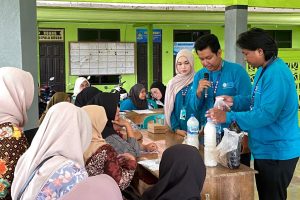 Mahasiswa BBK-7 Universitas Airlangga bersama ibu-ibu PKK Desa Grajagan mengikuti praktik pembuatan ekoenzim dari kulit buah naga dan pupuk organik dari kulit bawang dalam program Desa Hijau Berdaya di Balai Desa Grajagan. (Foto : tim BBK)