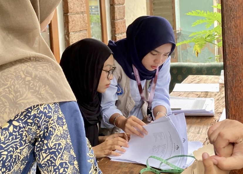 Mahasiswa PKL sedang melaksanakan skrining door to door ke rumah warga di gombengsari. (Foto : TIM PKL)