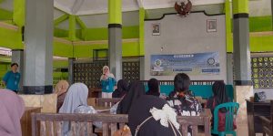 Mahasiswa BBK-7 Universitas Airlangga memberikan sosialisasi pemasaran digital dan pendampingan pembuatan QRIS kepada ibu-ibu PKK dalam kegiatan DIGIMARK sebagai upaya penguatan ekonomi berbasis teknologi digital. (Foto: tim bbk)