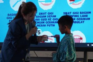 Mahasiswa BBK-7 Universitas Airlangga Desa Prambangan mengadakan kegiatan Edukasi mengenai cara menjaga kebersihan gigi dan rongga mulut juga perilaku hidup bersih dan sehat dalam kehidupan sehari-hari sebagai upaya tindakan preventif terjadinya penyakit gigi dan mulut. ( Foto : TIM BBK)
