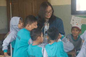 Mahasiswa BBK 7 Universitas Airlangga mendampingi siswa SDN 1 Sukosari mempraktikkan cara menyikat gigi yang benar dalam program edukasi TRIPLE C di lingkungan SDN 1 Sukosari, Kecamatan Trawas, Kabupaten Mojokerto, pada Sabtu (24/01/2026).