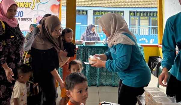Tim mahasiswa BBK 7 Desa Sukorejo-Sidayu saat Sosialisasi dan Demo Pengolahan MP-ASI (Foto: Dokumen Pribadi)
