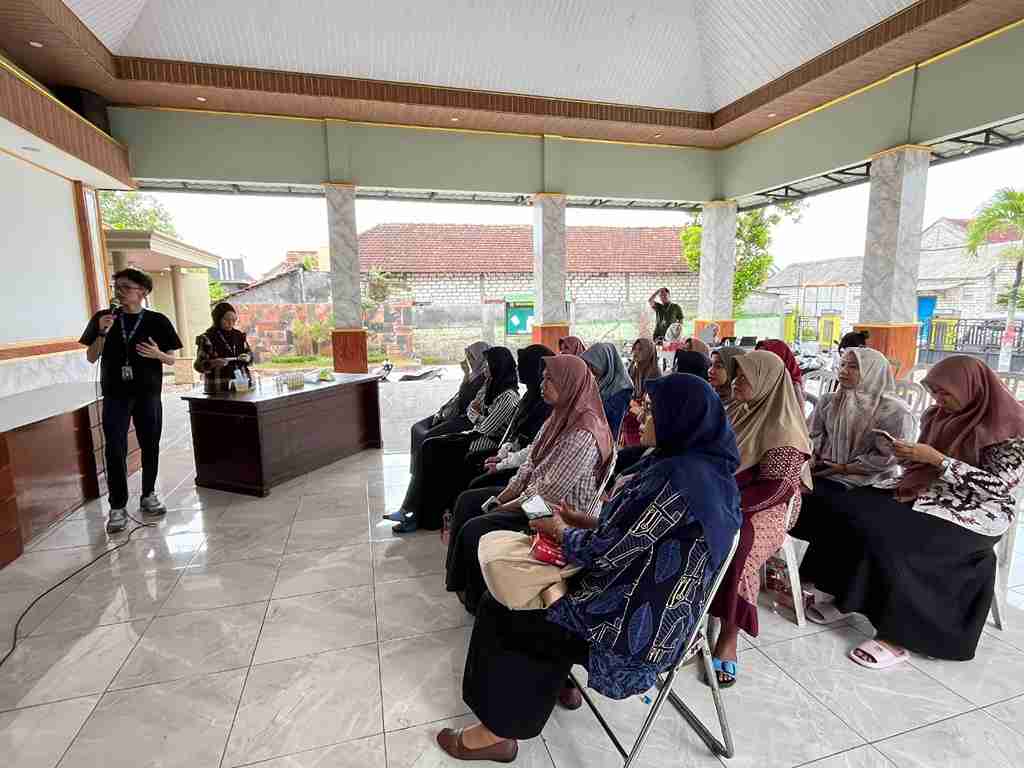 Sosialisasi bahaya DBD kepada masyarakat di Balai Desa Lasem