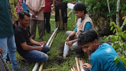 Mahasiswa BBK 7 melakukan pemasangan biopori di lingkungan Pura Prasmana Purwa Dharma, Desa Pesanggaran-Banyuwangi