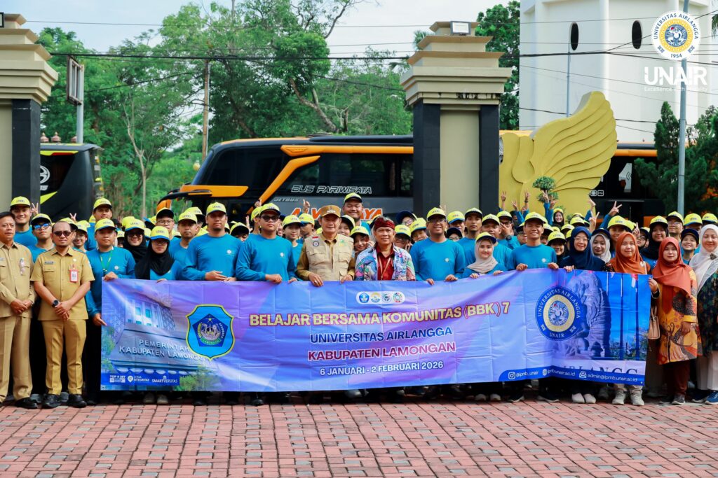 Foto bersama jajaran pimpinan Kabupaten Lamongan bersama dengan pimpinan LPMB UNAIR dan mahasiswa KKN-BBK Lamongan di Kantor Pemkab Lamongan, Selasa (6/1/2026). (Foto: PHMP UNAIR)