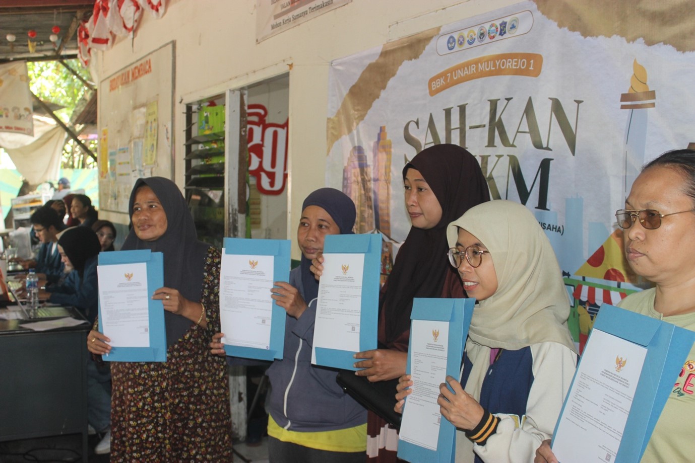 Pelaku UMKM mengikuti kegiatan edukasi dan pendampingan pendaftaran Nomor Induk Berusaha (NIB) melalui Program Sah-Kan UMKM di Balai RT 03 RW 02 Kelurahan Mulyorejo, Kota Surabaya, Sabtu (24/1/2026).