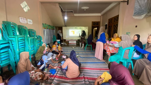Mahasiswa BBK7 Universitas Airlangga di Desa Karangcangkring Melakukan Sosialisasi Gizi Seimbang Dengan Ibu Balita (Foto: Dokumen Asli)