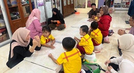 Kegiatan pengajaran PAUD di Balai RW 04 yang dilaksanakan oleh Mahasiswa BBK 7 Dukuh Sutorejo III pembelajaran interaktif dan pendampingan langsung kepada anak-anak. (Foto: Dok. Tim BBK 7 Dukuh Sutorejo III)