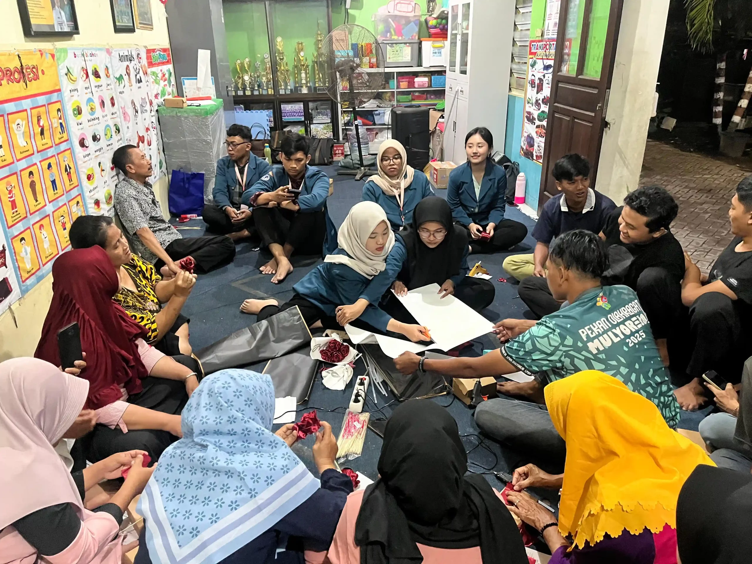 Warga RW 04 Mulyorejo Selatan antusias merangkai buket bunga bersama Mahasiswa.