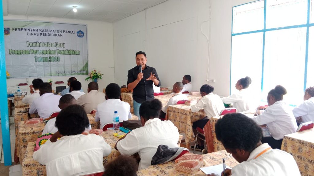 Jokhanan Kristiyono saat mengisi salah satu pelatihan bagi para guru/pengajar