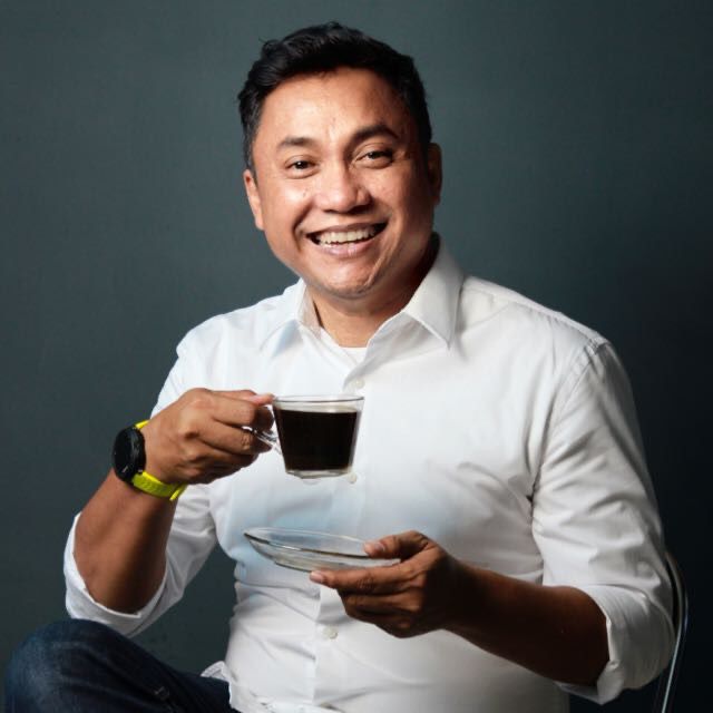 A portrait of Dr. Jokhanan Kristiyono, ST, M.MedKom, an Universitas Airlangga (UNAIR) alumnus, currently heads the Almamater Wartawan Surabaya School of Communication Studies (STIKOSA-AWS).