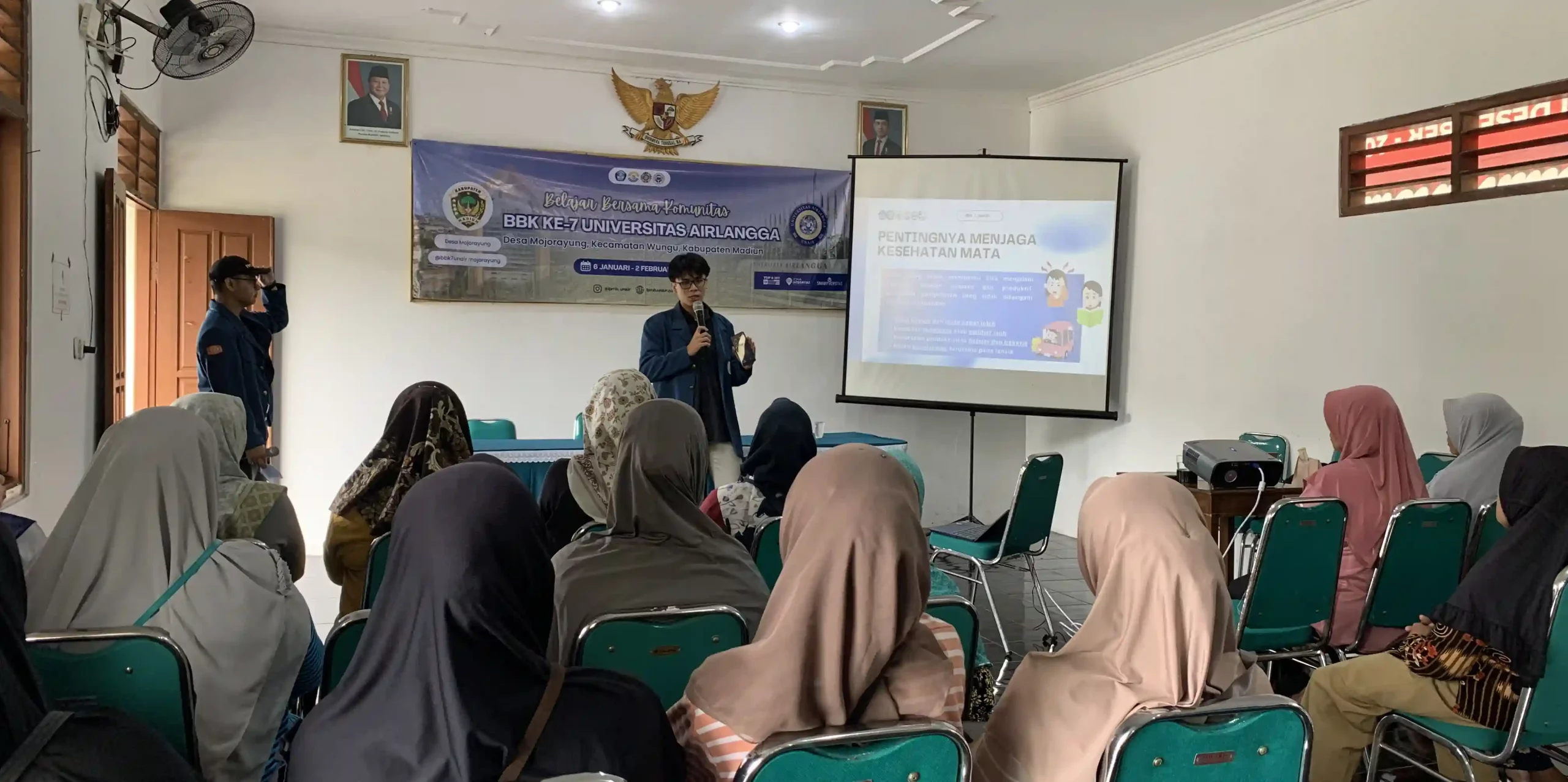 Kuliah Kerja Nyata Universitas Airlangga tahun 2026 yang diterjunkan ke Desa Mojorayung, Kabupaten Madiun, melakukan program edukasi kesehatan mata dan pemeriksaan mata gratis di Desa Mojorayung.
