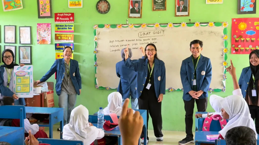 Mahasiswa BBK 7 UNAIR memberikan edukasi kesehatan gigi dan mulut kepada siswa SDN 1 Kedungbanjar melalui metode interaktif
