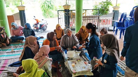 Kegiatan Demonstrasi Olahan Minyak Jelantah menjadi Lilin Hias di Balai Desa Racikulon (Foto: Dok. Tim)