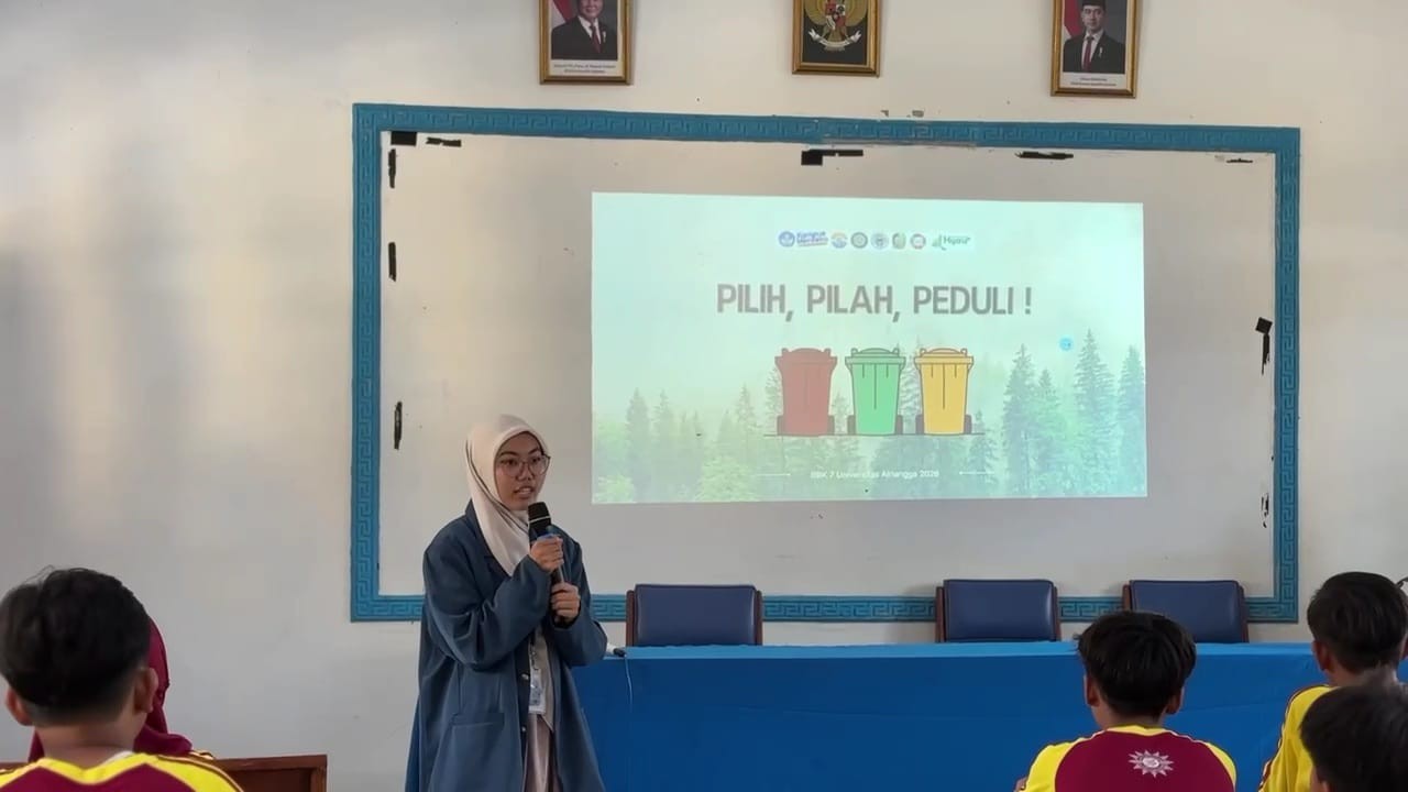 Mahasiswa BBK 7 UNAIR Beri Edukasi Pemilahan Sampah di SMP Muhammadiyah 4 Purwoharjo