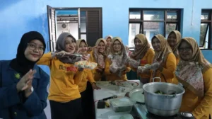 Mahasiswa BBK 7 UNAIR saat proses demo memasak dimsum ikan kembung bersama ibu-ibu PKK di Balai Desa Nglanduk, Rabu (14/1/2026). (Foto: Dok. Tim)