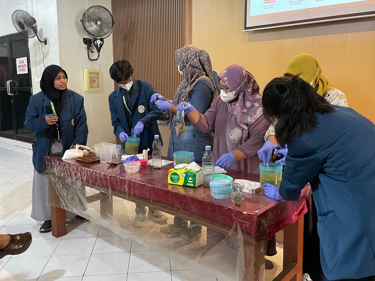 Mahasiswa BBK 7 Unair Edukasi Warga Kembangan Olah Jelantah Jadi Sabun