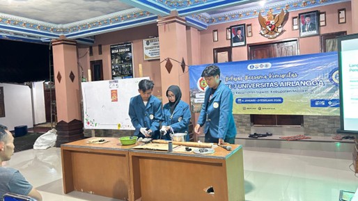 Suasana demonstrasi pembuatan arang briket dari bonggol jagung Bersama petani Desa Sugeng