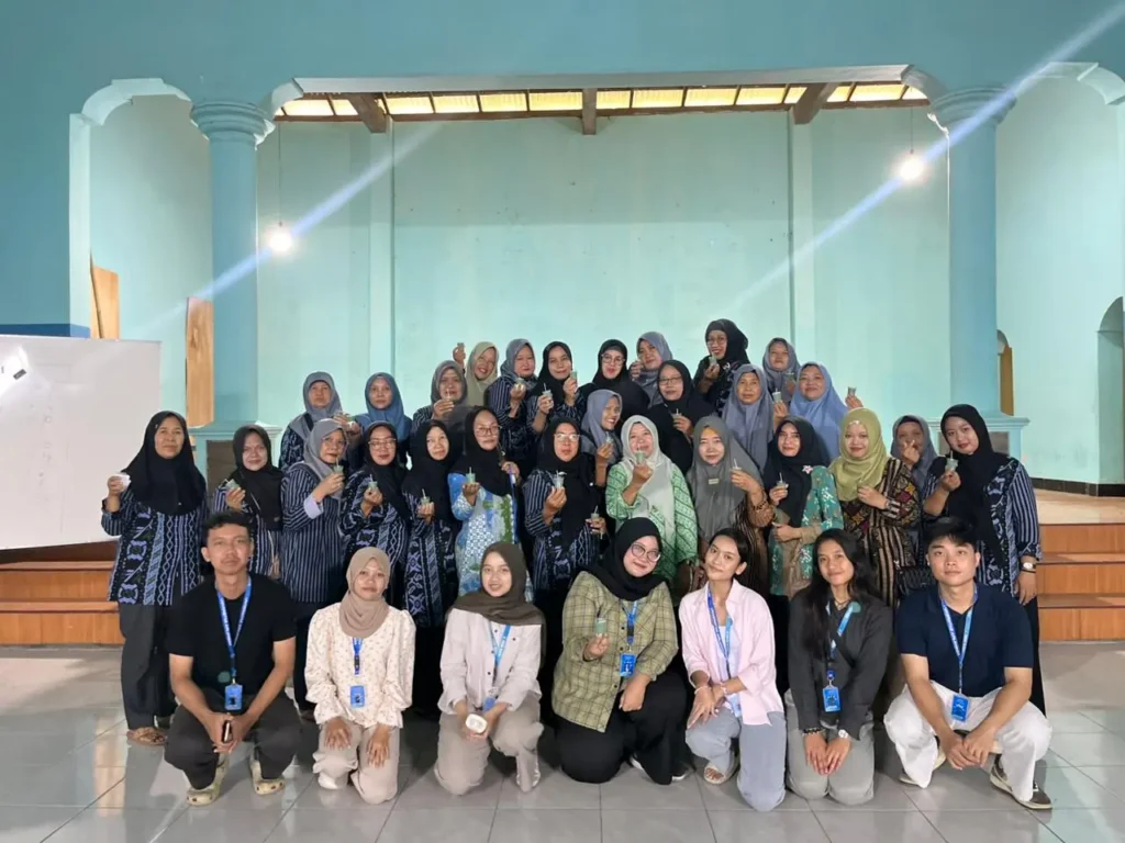 Mahasiswa BBK 7 Universitas Airlangga melaksanakan kegiatan program sulap jelantah menjadi lilin sebagai bagian dari rangakain program BBK (2)