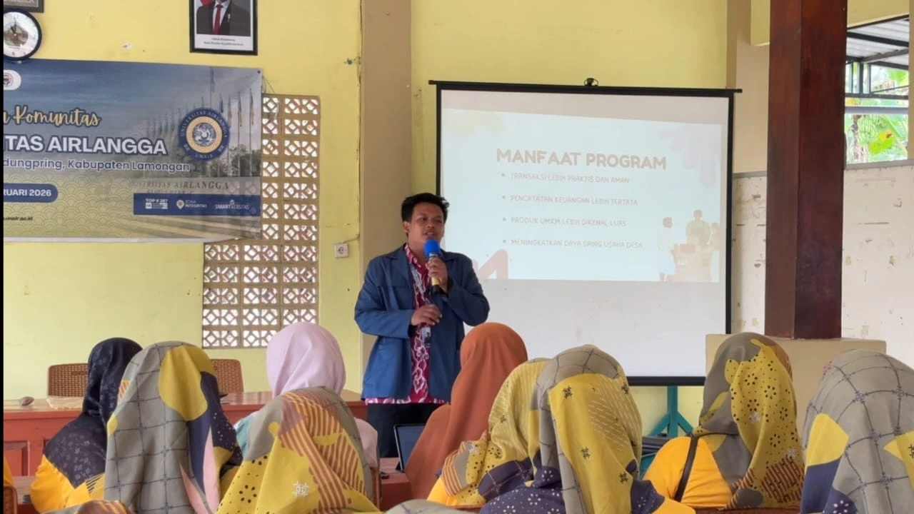 Mahasiswa BBK-7 Universitas Airlangga memberikan sosialisasi pemasaran digital dan pendampingan pembuatan QRIS kepada UMKM dalam kegiatan SIAGA QRIS