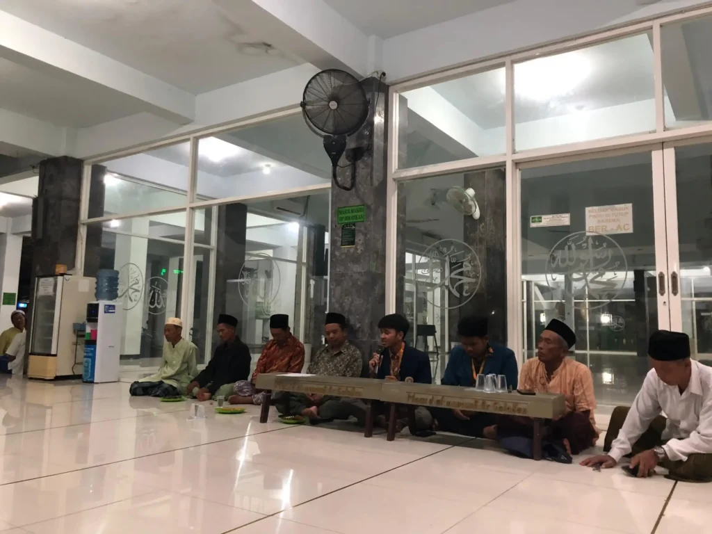 Mahasiswa BBK 7 Universitas Airlangga saat pelaksanaan program Eco-Shadaqah di Desa Golokan, Kecamatan Sidayu, Kabupaten Gresik, Minggu (11/1/2026). (Foto: Dok. Tim)