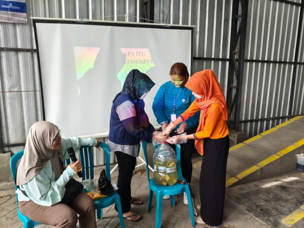 Mahasiswa BBK 7 Universitas Airlangga saat pelaksanaan program “Lingkungan Tertata, Warga Berdaya” di Kelurahan Kejawan Putih Tambak, Minggu (11/1/2026). (Foto: Dok. Tim)