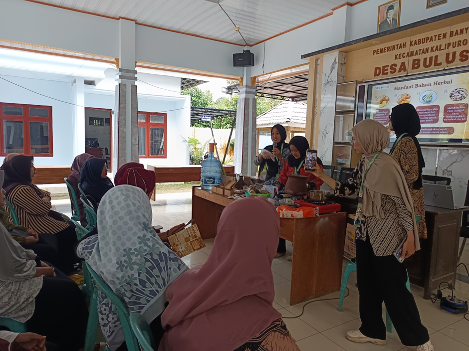 Mahasiswa PKL FIKKIA UNAIR Hadirkan “Seduh Sari”, Inovasi Minuman Herbal Lokal untuk Pencegahan Rematik di Desa Bulusari 1