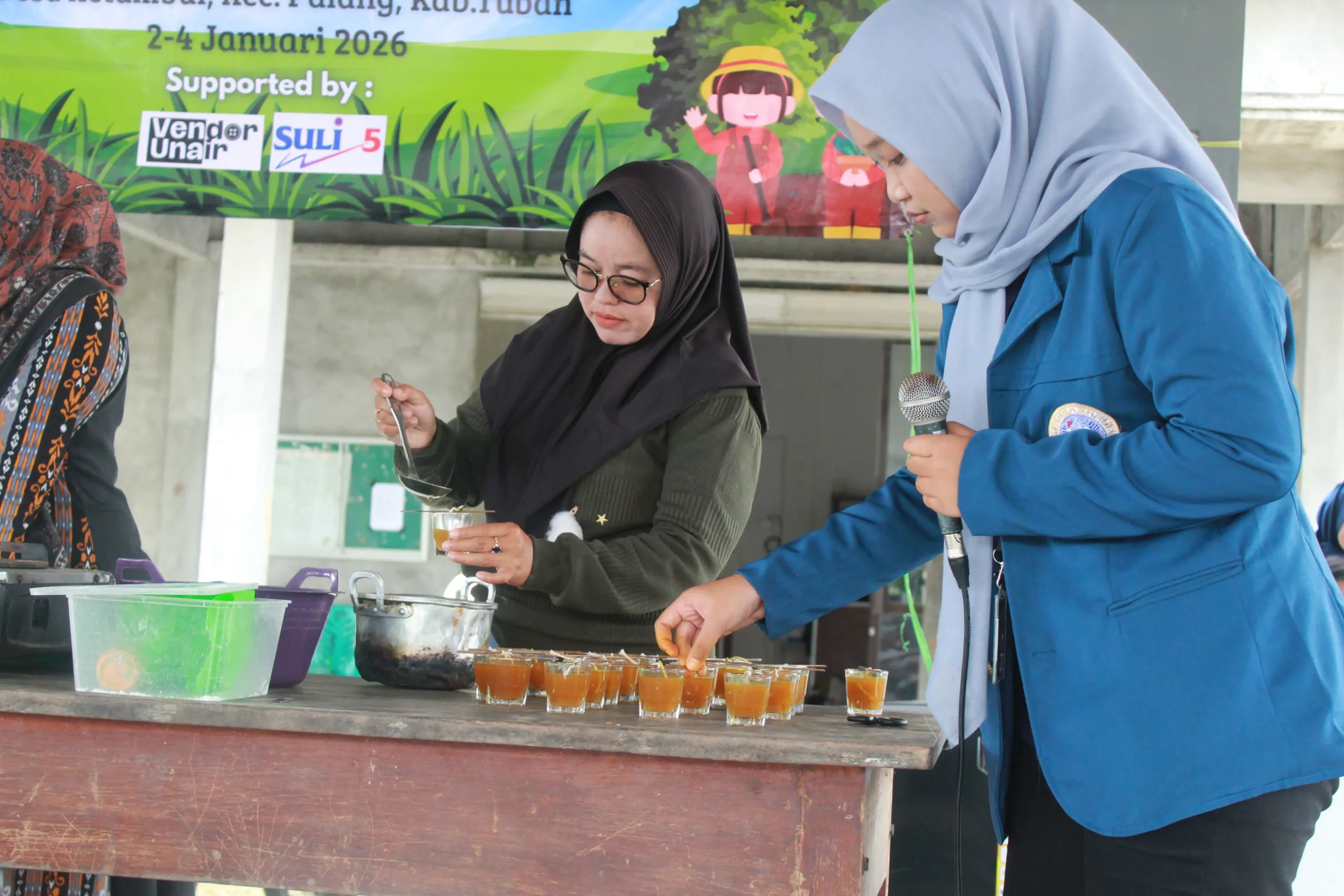 Demonstrasi pembuatan lilin aroma terapi dari minyak jelantah dalam kegiatan Abdi Desa 2026. (Foto: Istimewa)