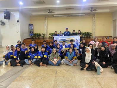 UNAIR Business Department students gather at Masjid Jamek Kampung Baru hall in Kuala Lumpur for community clean up activity (Photo: Participant Collection)