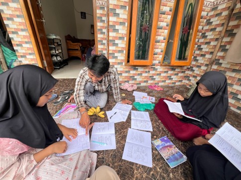 Mahasiswa BBK7 Berikan Pendidikan Tambahan untuk Tingkatkan Literasi dan Numerasi di Desa Kebalanpelang