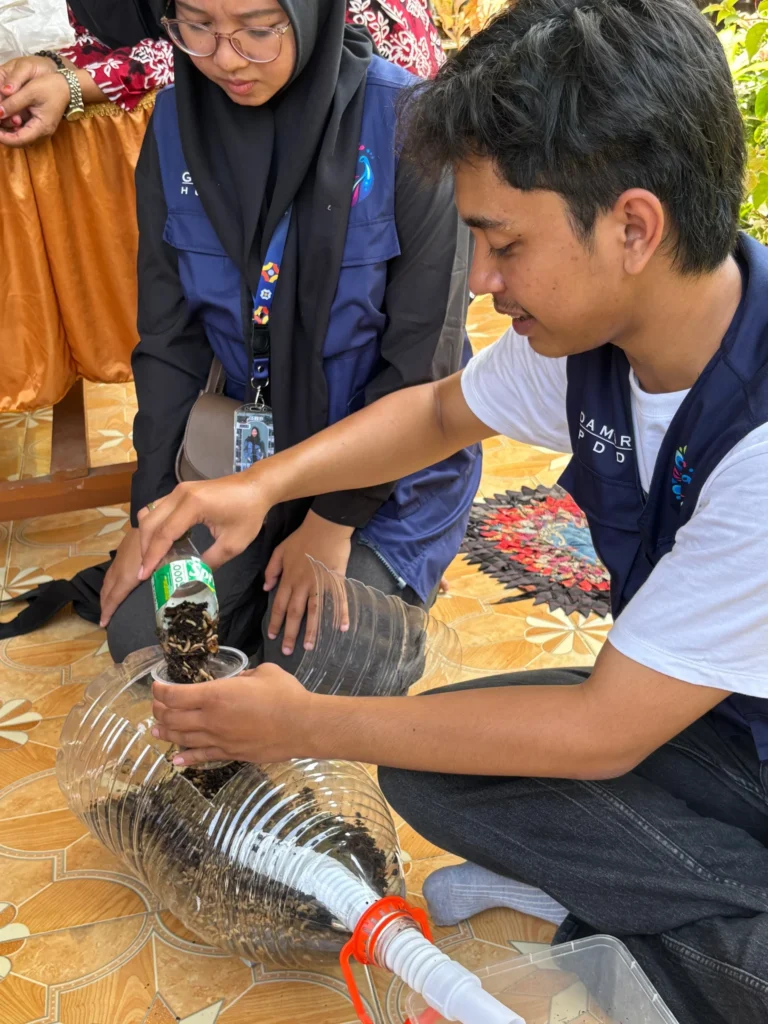 Perwakilan mahasiswa BBK 7 Desa Karangdoro saat mengenalkan budidaya maggot Black Soldier Fly (BSF) (Foto: Istimewa).