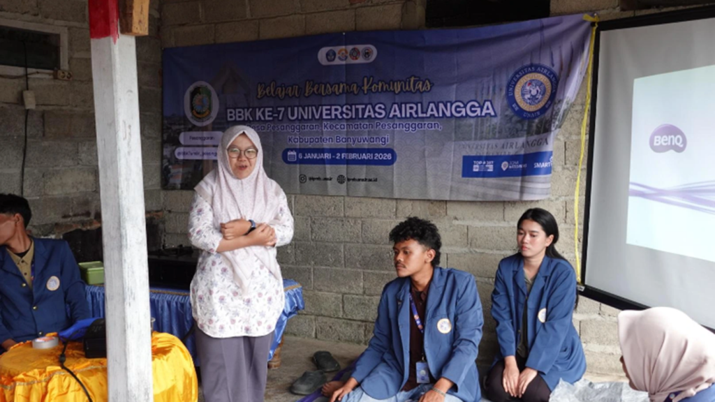Pemateri demonstrasi masak Dwi Retna Kumalaningrum S.Pi., M.P saat memberikan penjelasan tentang jenis-jenis pengolahan ikan