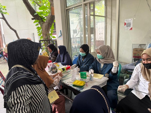 Mahasiswa BBK-7 UNAIR saat pelaksanaan pemeriksaan kesehatan dalam program “Sehat Bersama Lansia” di Kelurahan Kejawan Putih Tambak.
