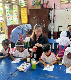 Keseruan proses pembuatan Texture Art oleh adik-adik TK A, TK Dwi Warna Jaya Kelurahan Mulyorejo.