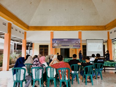 Masyarakat Desa Karangtinggil saat menyimak pemaparan materi sosialisasi melalui PPT (Sumber: Pribadi)