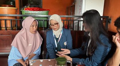 Mahasiswa BBK 7 Universitas Airlangga melakukan pendampingan pendaftaran dan pengelolaan akun ShopeeFood kepada pelaku UMKM Kripang Nugi 88 di Desa Sukosari, Kecamatan Trawas, Kabupaten Mojokerto, pada Rabu (21/1/2026), sebagai bagian dari program LARIS MANIS untuk mendorong digitalisasi usaha mikro.
