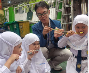 Mahasiswa Program Belajar Bersama Komunitas (BBK) 7 Desa Kroman saat sedang melaksanakan kegiatan di MI Poemusgri From Healthy Smiles to Quality Education Gigi Cerdas pada Senin (12/1/2026) (Foto: Dok. Tim BBK 7)