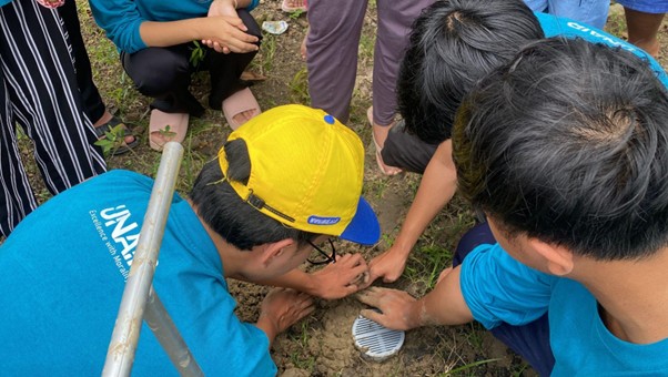 Proses Pemasangan Biopori yang Dilakukan oleh Mahasiswa BBK 7 UNAIR di Halaman Rumah Warga Dusun Sendangrejo
